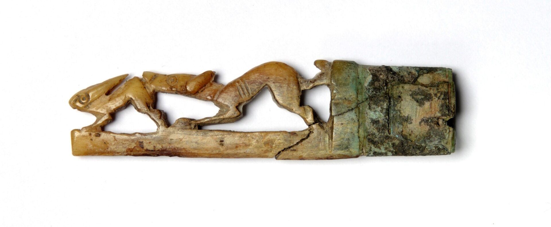 Manche de couteau en os sculpté représentant un chien attrapant un lièvre - Agrandir l'image, fenêtre modale
