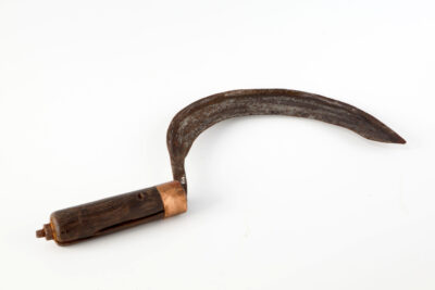 Une faucille avec un manche en bois et une lame recourbée en métal. - Agrandir l'image 6 sur 6, fenêtre modale