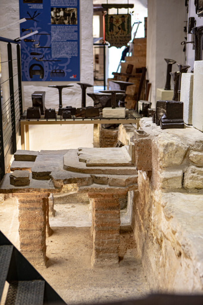 Plusieurs briques sont empilées les unes sur les autres pour former un morceau d'un therme antique qu'on appelle hypocauste - Agrandir l'image, fenêtre modale