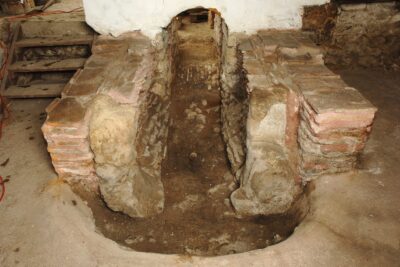 Vestige des thermes antiques avec l'ancien four en brique - Agrandir l'image 3 sur 3, fenêtre modale