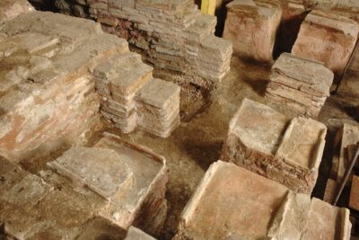 Salle carrée qui montre les vestiges de thermes antiques avec des briques empilées les unes sur les autres - Agrandir l'image 2 sur 3, fenêtre modale