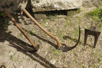 Plusieurs outils de vigneron avec des fers de houe et un manche en bois - Agrandir l'image 1 sur 6, fenêtre modale
