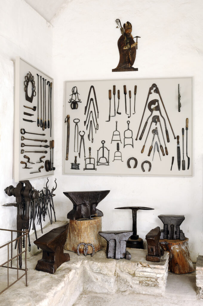 Ensemble d'outils en métal du maréchal-ferrant présentés dans une salle d'un musée - Agrandir l'image, fenêtre modale