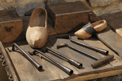 Des outils du sabotier : trois boutoirs, une rouanne et une raze. Ces outils doivent être l’aide d’une cuillère. Cet outil à bord coupant est manié parfaitement affûtés. - Agrandir l'image 6 sur 6, fenêtre modale
