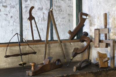 Plusieurs outils du menuisier présentés ensemble dans un décor d'atelier. - Agrandir l'image 3 sur 6, fenêtre modale