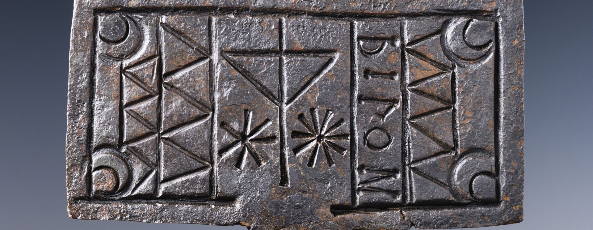 Un moule à oublie, aussi appelé moule à gaufre, de forme rectangulaire et avec des dessins géométriques gravés