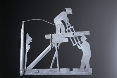 Décor métallique représentant deux scieurs utilisant une scie passe-partout pour débiter un tronc. - Agrandir l'image 6 sur 8, fenêtre modale