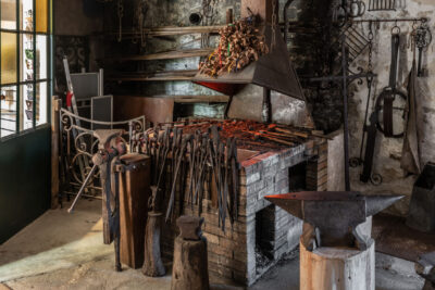 Atelier de forge traditionnelle reconstitué dans le parcours du Musée de l’outil en Val d’Oise. - Agrandir l'image 4 sur 6, fenêtre modale