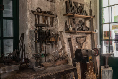 un atelier de type forge avec plusieurs outils anciens de couleur marron - Agrandir l'image 4 sur 6, fenêtre modale