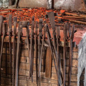 un gros plan sur des pinces de forgeron de couleur marron et anciennes